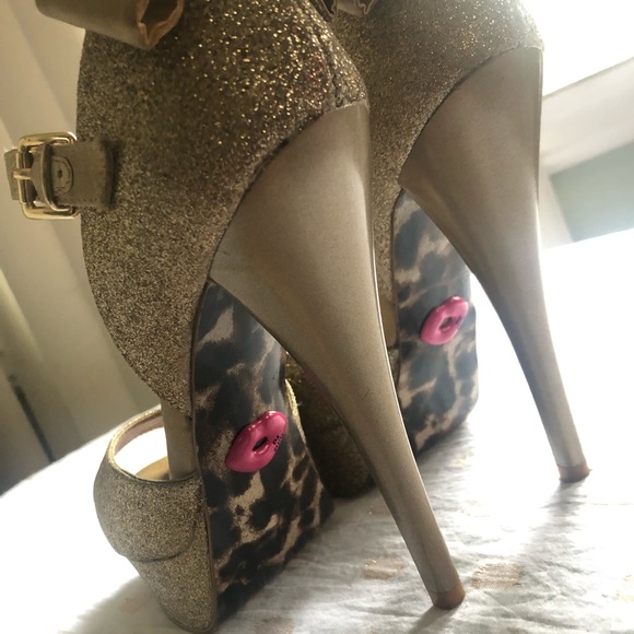 Betsey Johnson Gorgeous Alexsaa Gold Glitter Heels - Picture 4 of 7